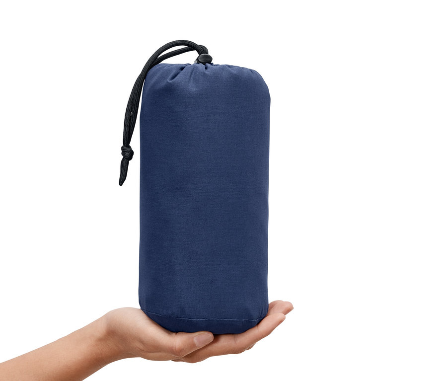 Eine Hand hält ein blaues Schlafsack-Inlay mit Kordelzug.