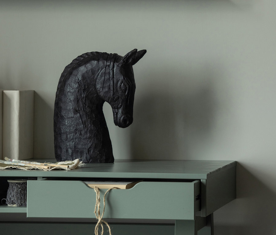 Schwarze Pferdekopfstatue auf grünem Woood Nikki Schreibtisch.