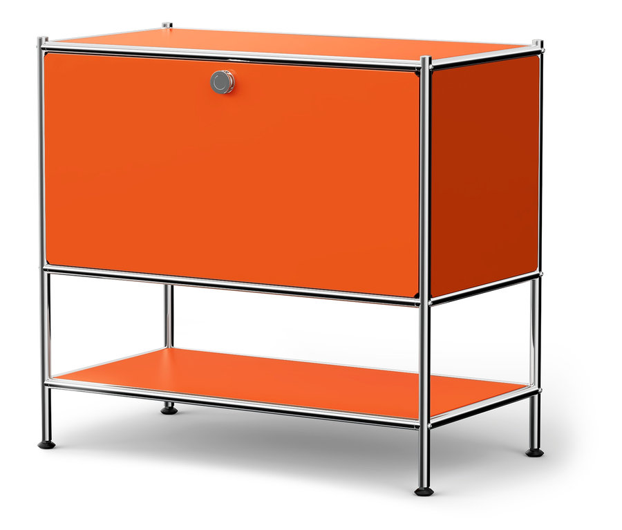 Oranger Schrank mit verchromtem Rahmen und Tür mit rundem Schloss.