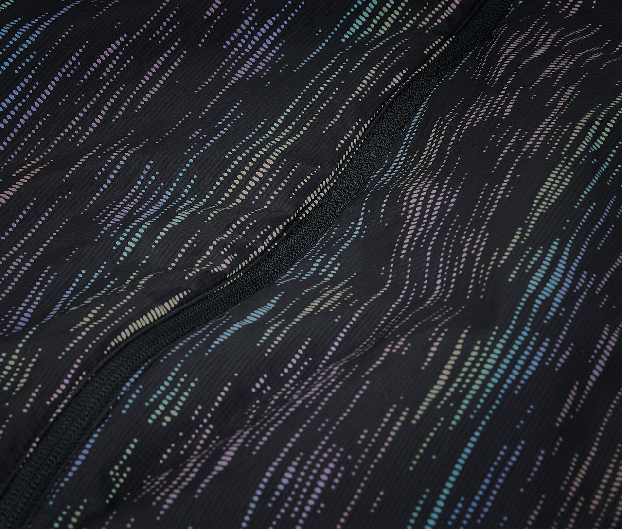 Detailaufnahme einer Thermojacke mit reflektierendem Muster.