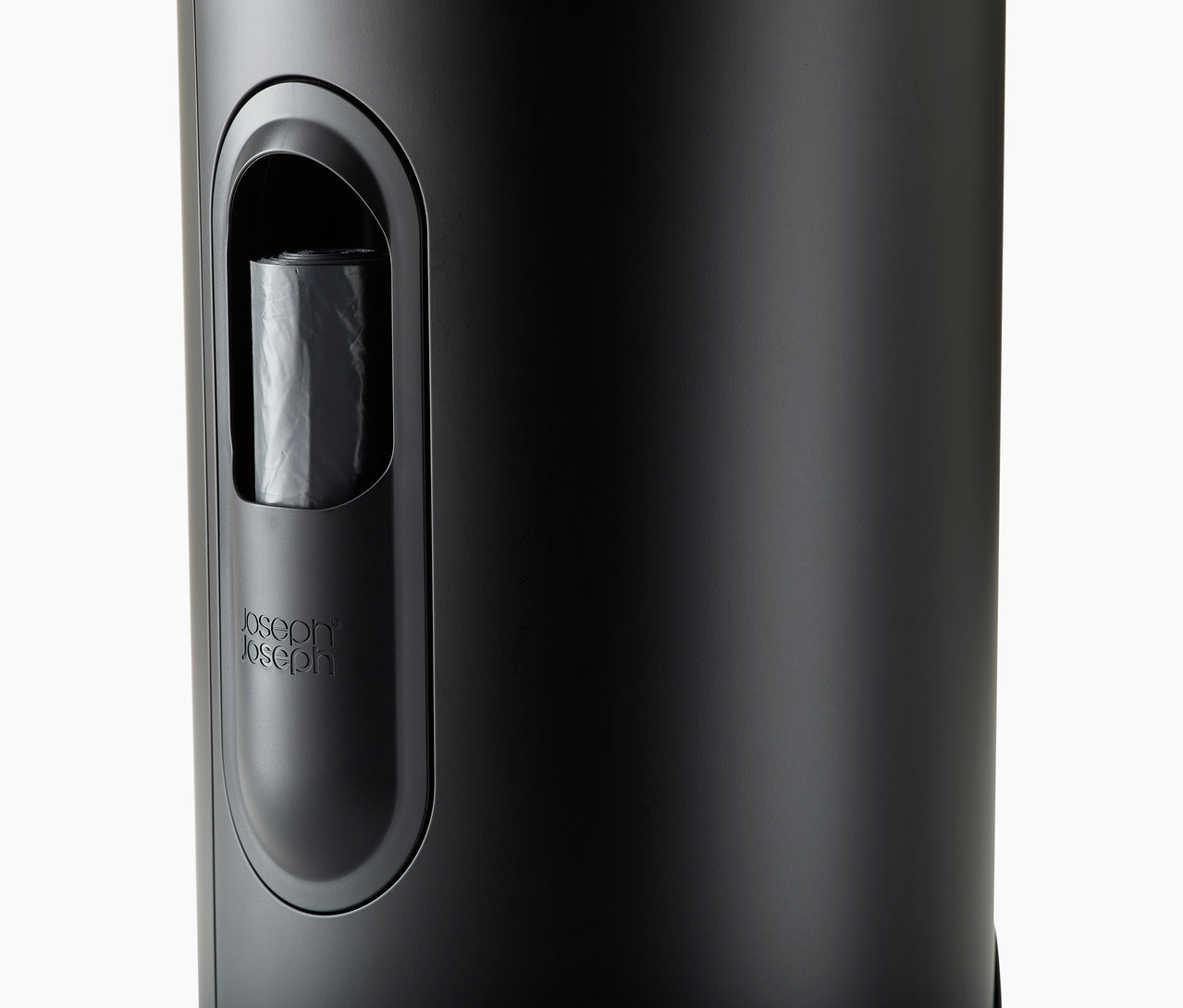 Detailansicht eines schwarzen Joseph Joseph Slimline Treteimer, 30 l, mit Müllbeutelspender.