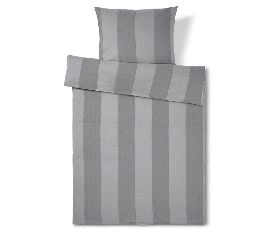 Gestreifte Bettwäsche in Grau mit Kissen oben.