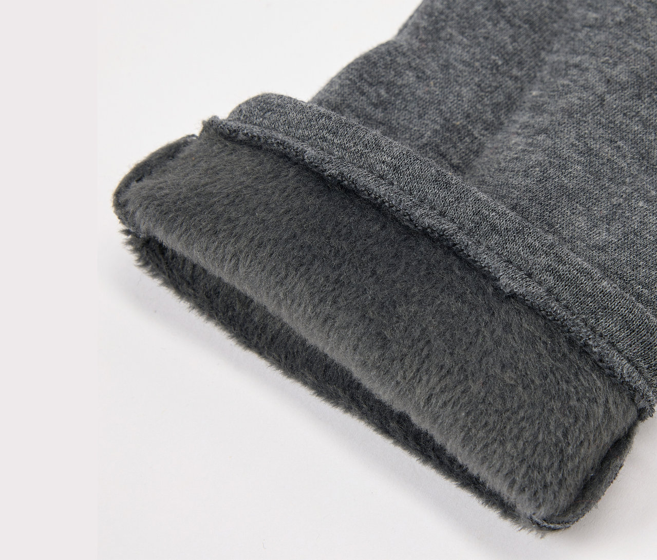 Detailaufnahme von grauem Stoff mit Fleecefutter.