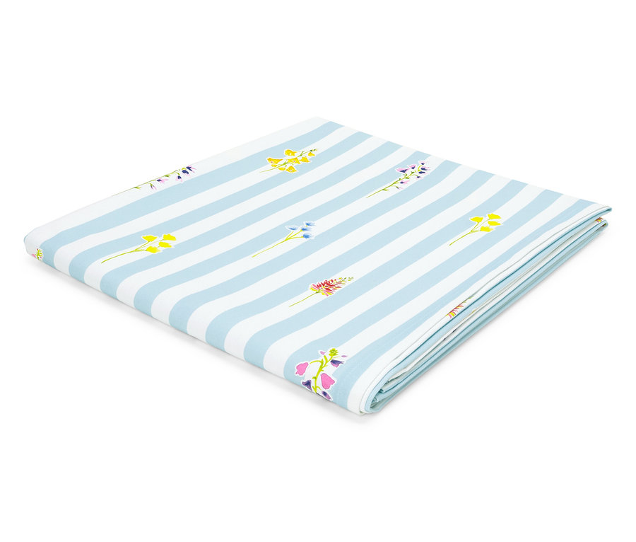 Gefalteter hellblauer und weißer gestreifter Stoffballen mit Blumenmuster.