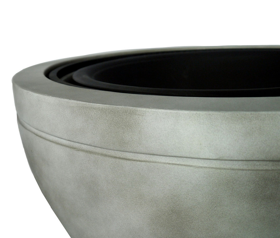 Nahaufnahme einer grauen Pflanzschale mit schwarzem Einsatz.