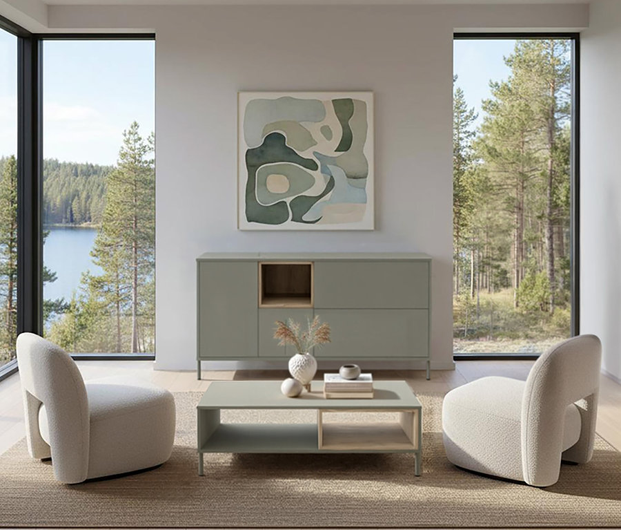 Wohnzimmer mit salbeigrünem »Hygge« Sideboard und Couchtisch. Zwei Sessel stehen auf einem Teppich vor dem Fenster mit Seeblick.