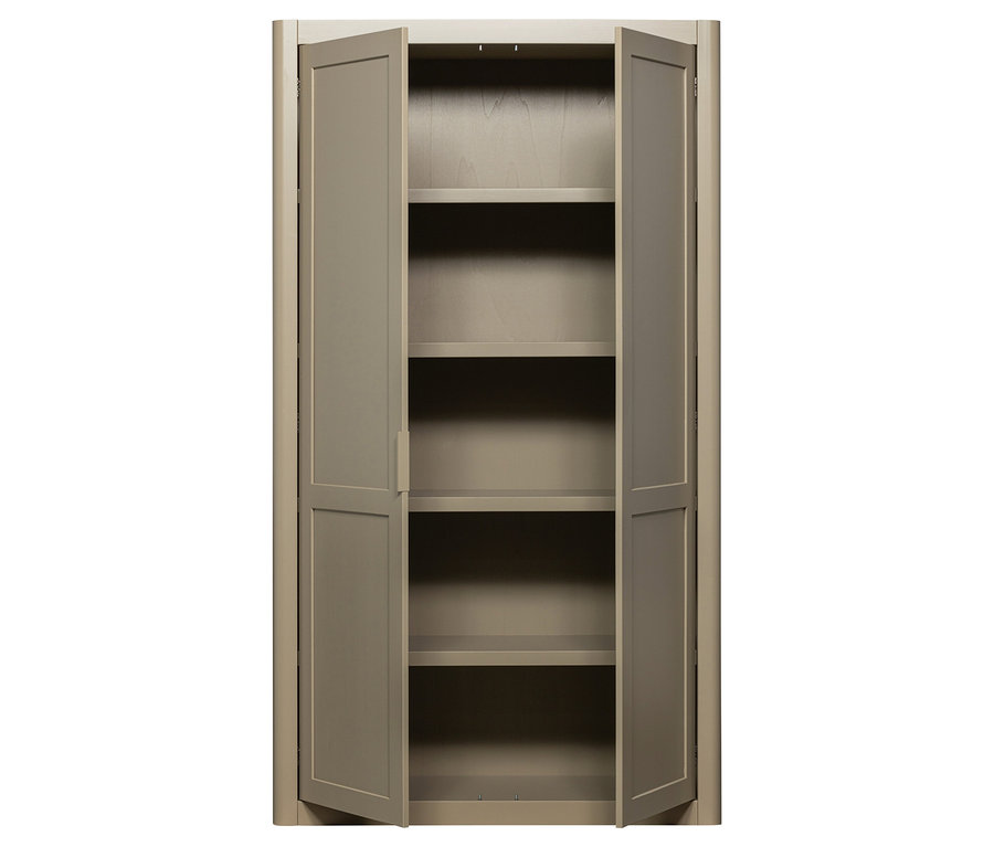 Grauer Schrank mit offenen Türen und mehreren Regalen.