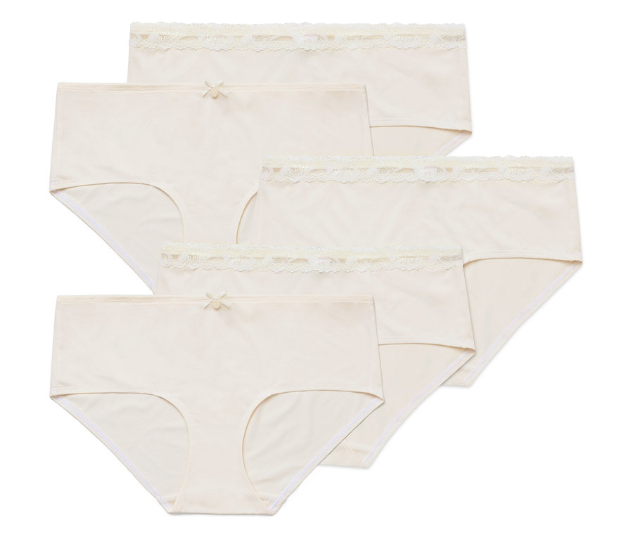 Fünf hellbeige Damenslips liegen übereinander.