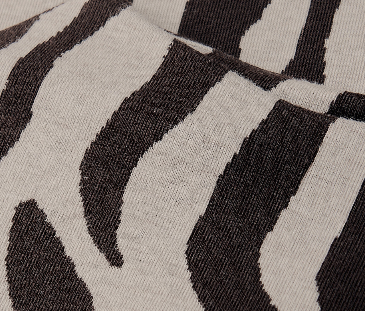 Nahaufnahme des Street One Jacquard-Shirts mit Zebramuster.