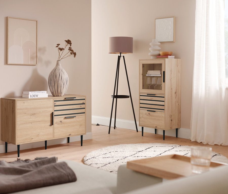 Einrichtungsszene mit einer Trio Stehleuchte »Colette«, einem rechten DOMO Longchair in Creme und einem Indoorteppich »NOMAD Rhombus Line« (ca. 160 cm Durchmesser).