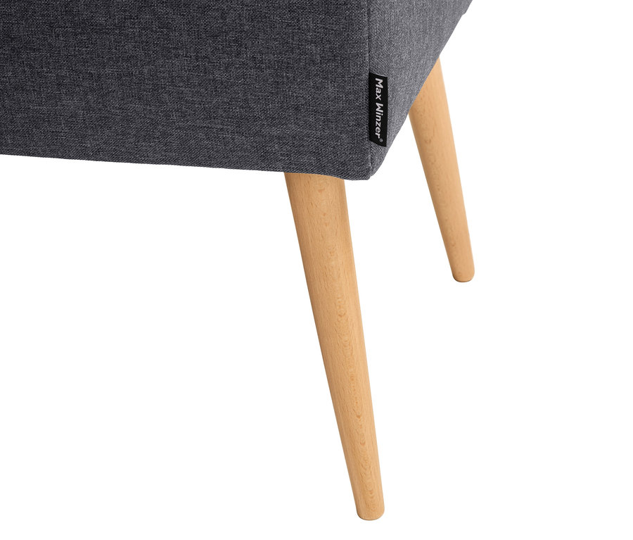 Nahaufnahme eines grauen Polsterhockers mit hellbraunen Holzbeinen.