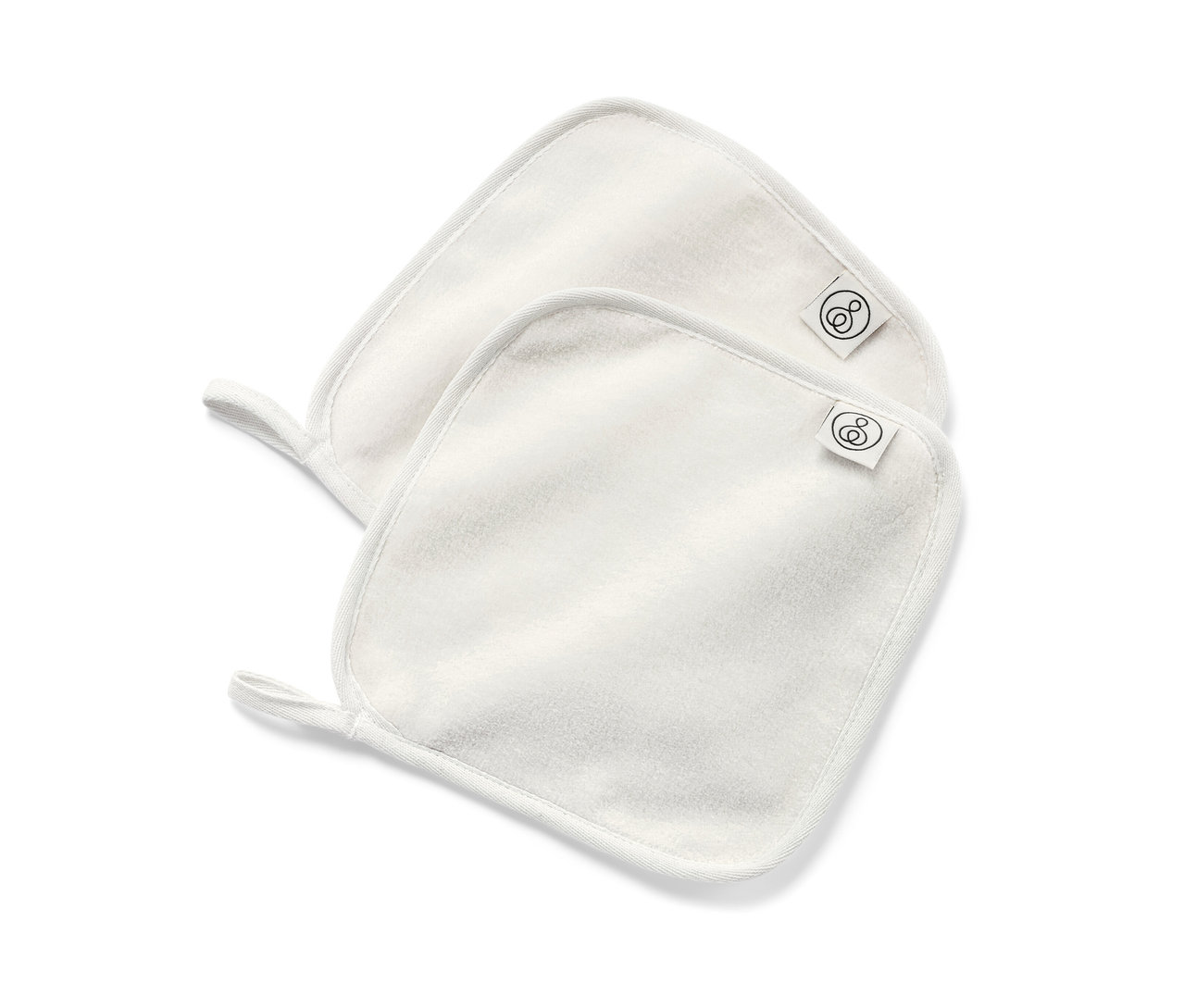 Zwei weiße 2 Kosmetiktücher liegen übereinander.