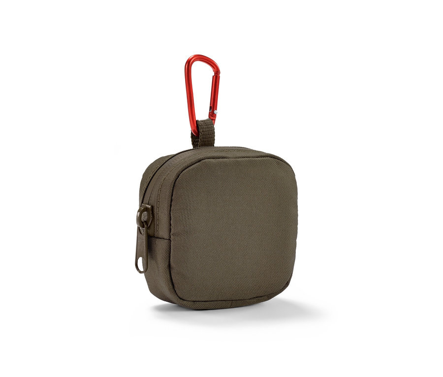 Eine geschlossene, isolierte Multifunktionstasche in Olivgrün mit einem roten Karabiner.