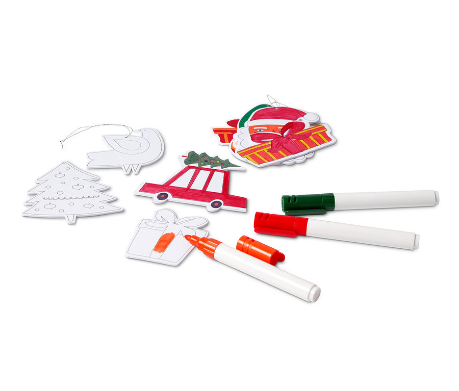 Das Bild zeigt Christbaumschmuck und Filzstifte. Christbaum, Auto und Geschenk sind mit Filzstiften bemalt.