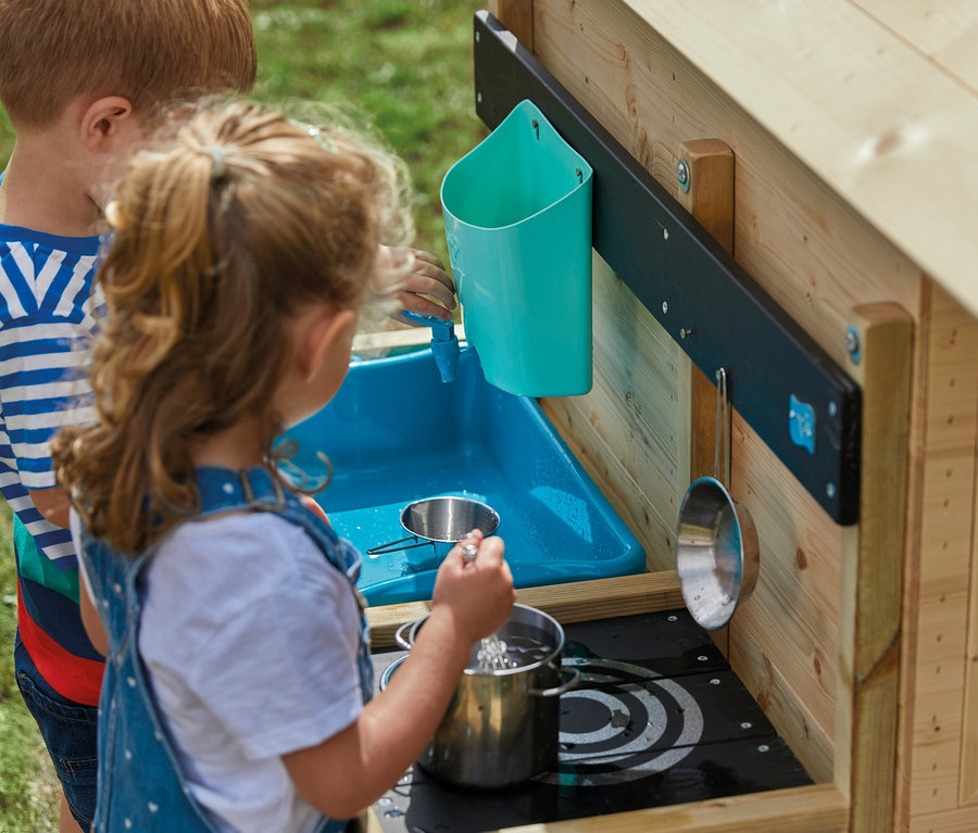 Kinder spielen mit der Anbau-Holz-Kinderspielküche »Deluxe«.