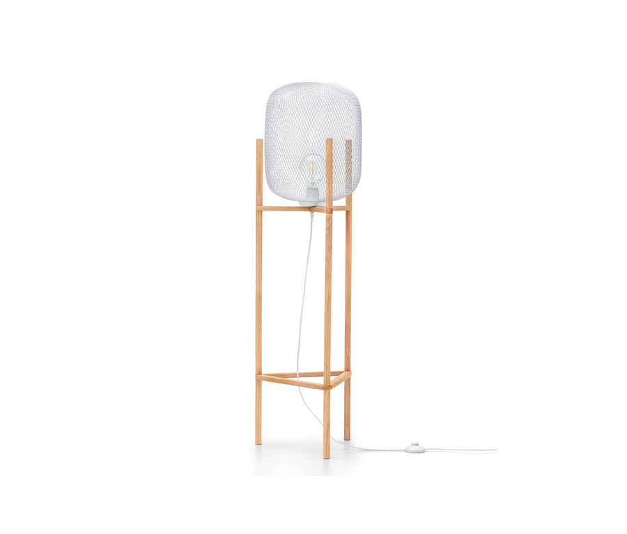 Eine Dreibein-Stehleuchte mit einem weißen, geflochtenen Lampenschirm und einem Holzgestell.