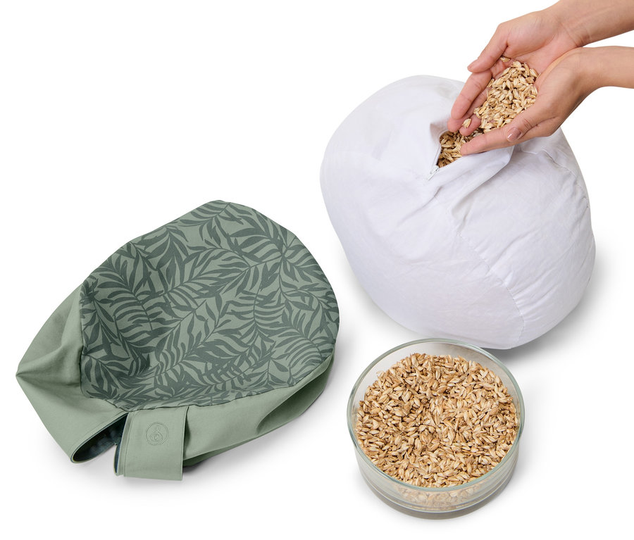 Frau füllt ein Meditationskissen.