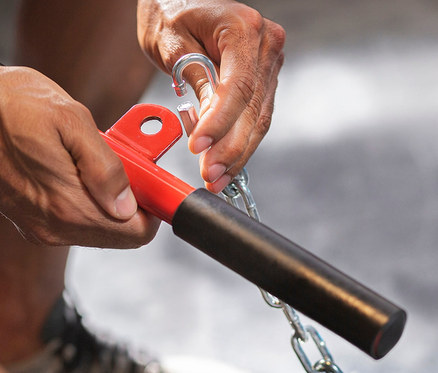 Mann befestigt Haken an Christopeit Kraftstation "SP 2000".