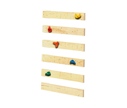 Holzbretter mit farbigen Klettergriffen.