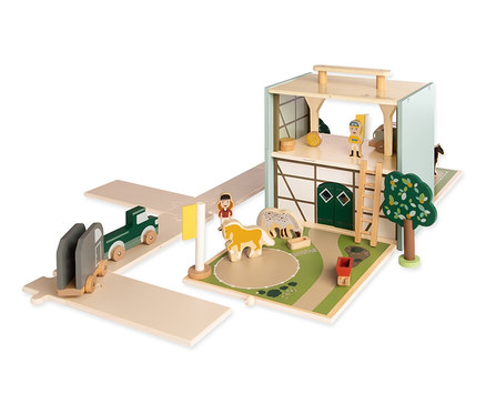 Pinolino Spielwelt »Reiterhof Lise« aus Holz mit Figuren, Pferden, Fahrzeug und Bäumen.