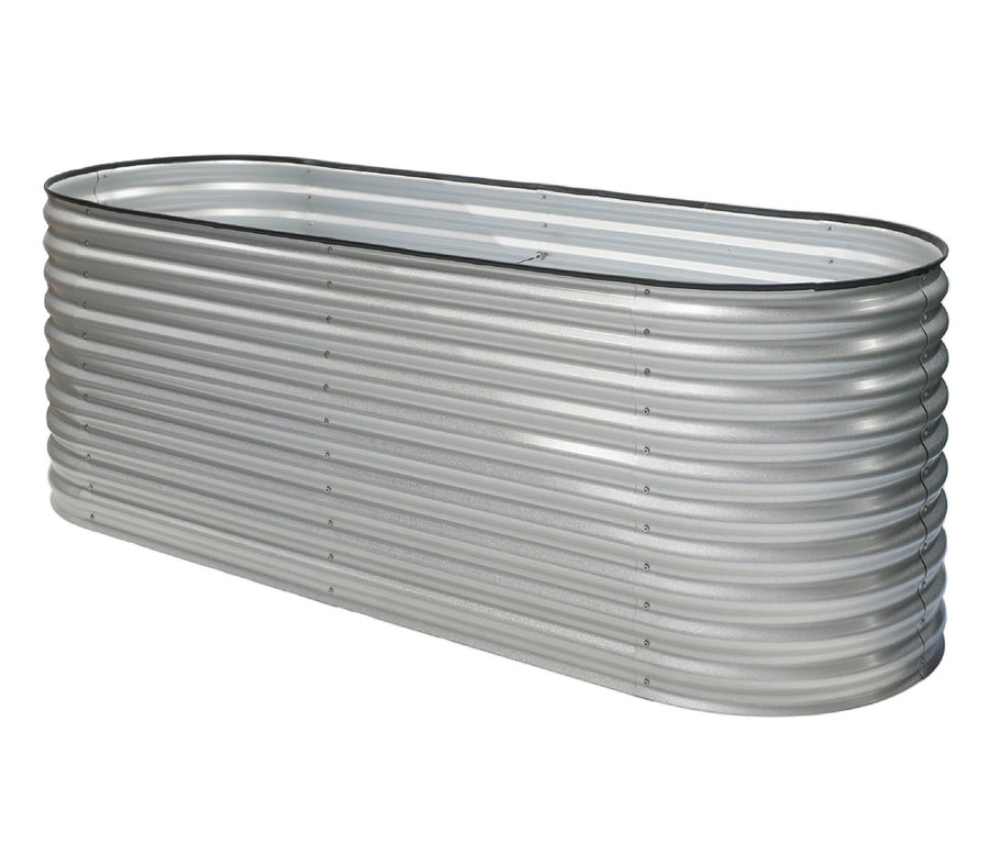 Ein ovales Hochbeet mit silbernen Wellblechseiten, Breite ca. 240 cm.