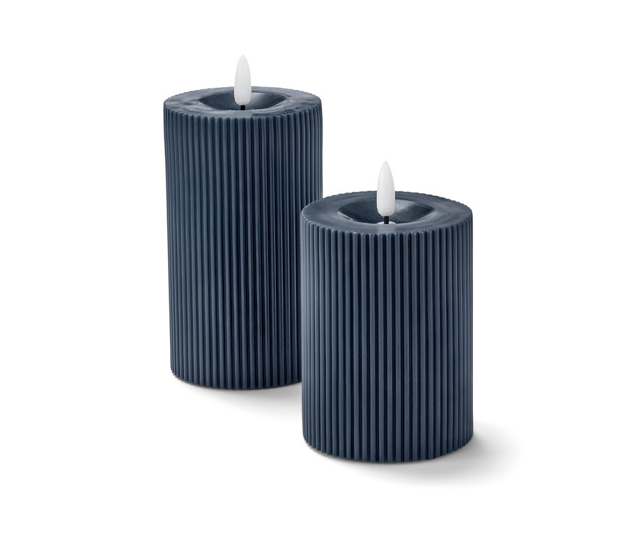 Zwei blaue LED-Echtwachskerzen.