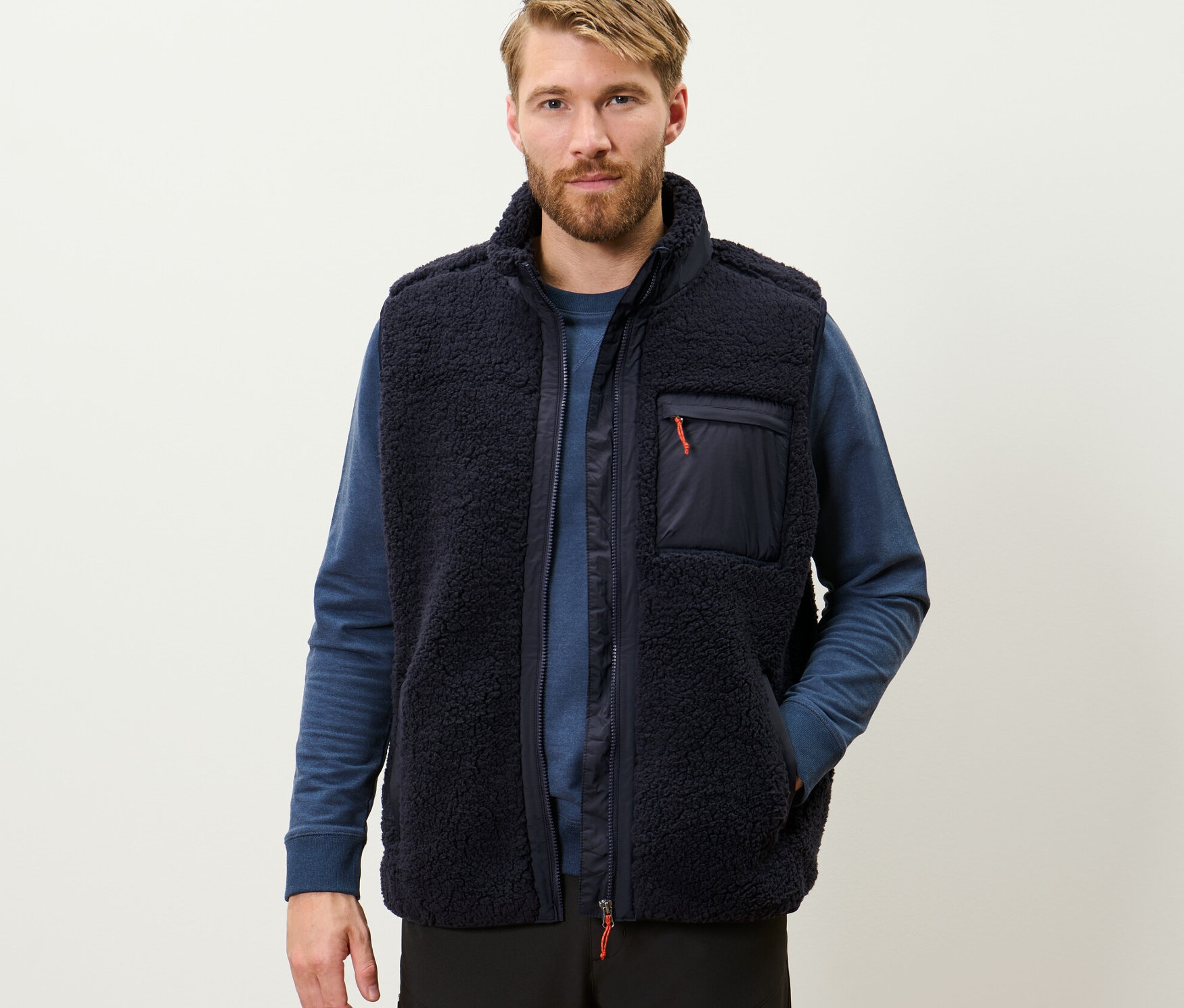 Mann trägt eine Teddy-Weste.