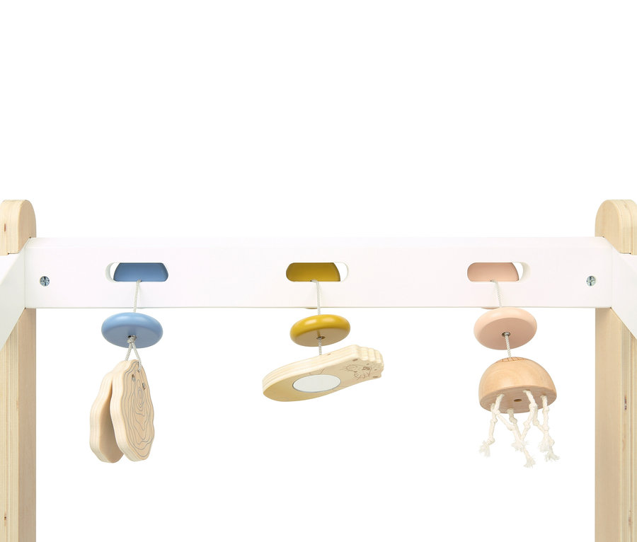 Holz-Spielbogen mit Spielzeug in Form von Meerestieren.