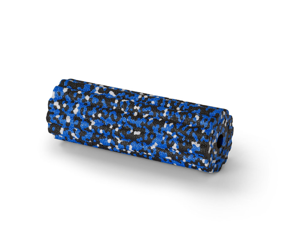 Nahaufnahme einer Mini-Faszienrolle in Blau, Schwarz und Weiß.