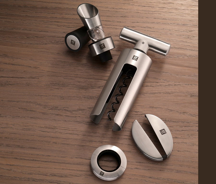 ZWILLING Sommelier-Set, 4-teilig auf einer Holzoberfläche.