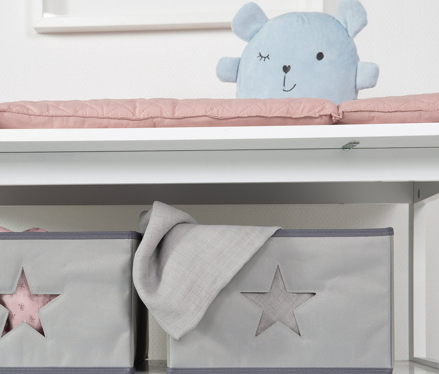Auf einem weißen Regal befindet sich eine roba Wickelkommode »Hamburg« mit Wickelansatz, Stoffboxen mit Sternen und ein Plüschbär.