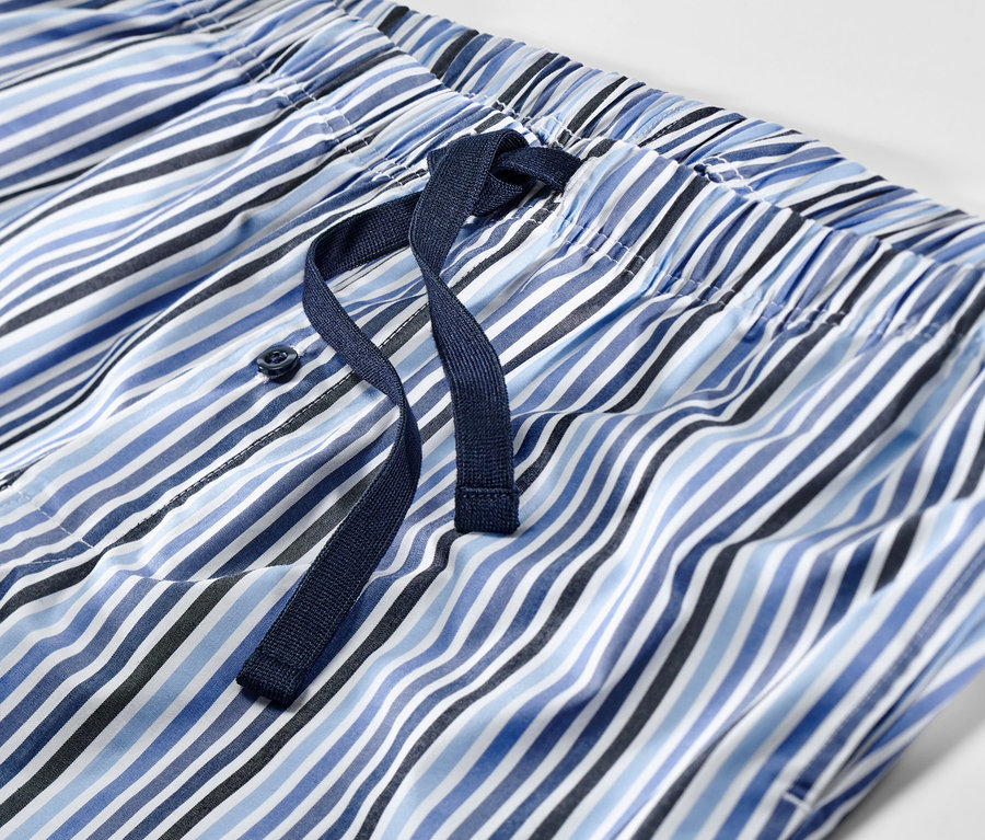 Detailaufnahme einer Shorty-Pyjamahose mit blau-weissen Streifen und Kordelzug.