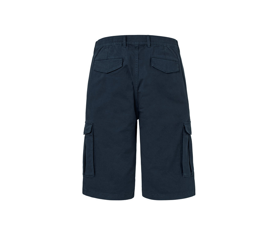 Detail der Rückseite von marineblauen Cargo-Shorts.