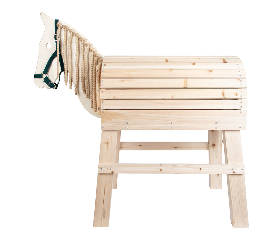 Seitenansicht eines Holzpferds „small foot Holzpferd, natur“ mit dunkelgrünem Halfter.