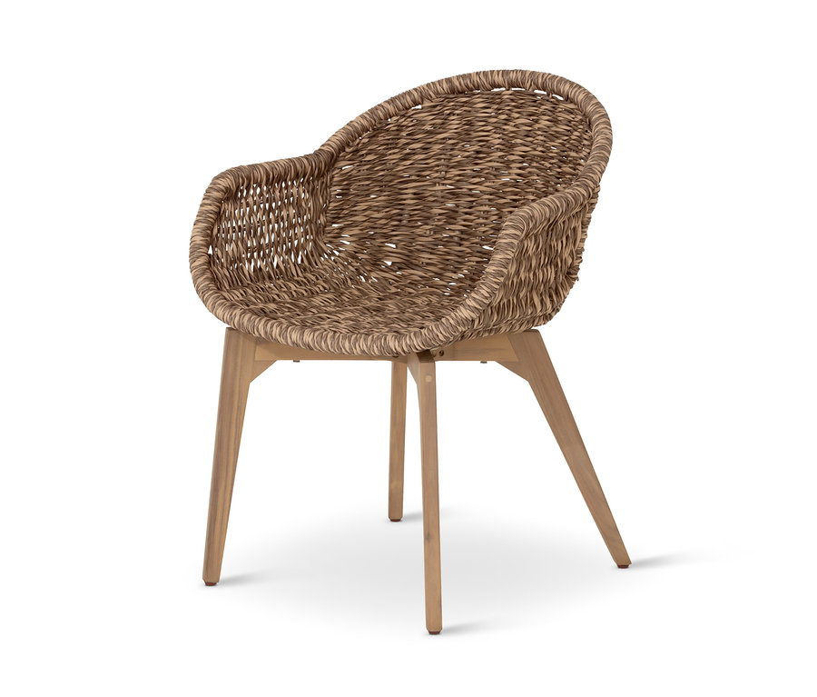 Ein Premium-Schalenstuhl mit Polyrattangeflecht steht vor einem weißen Hintergrund.