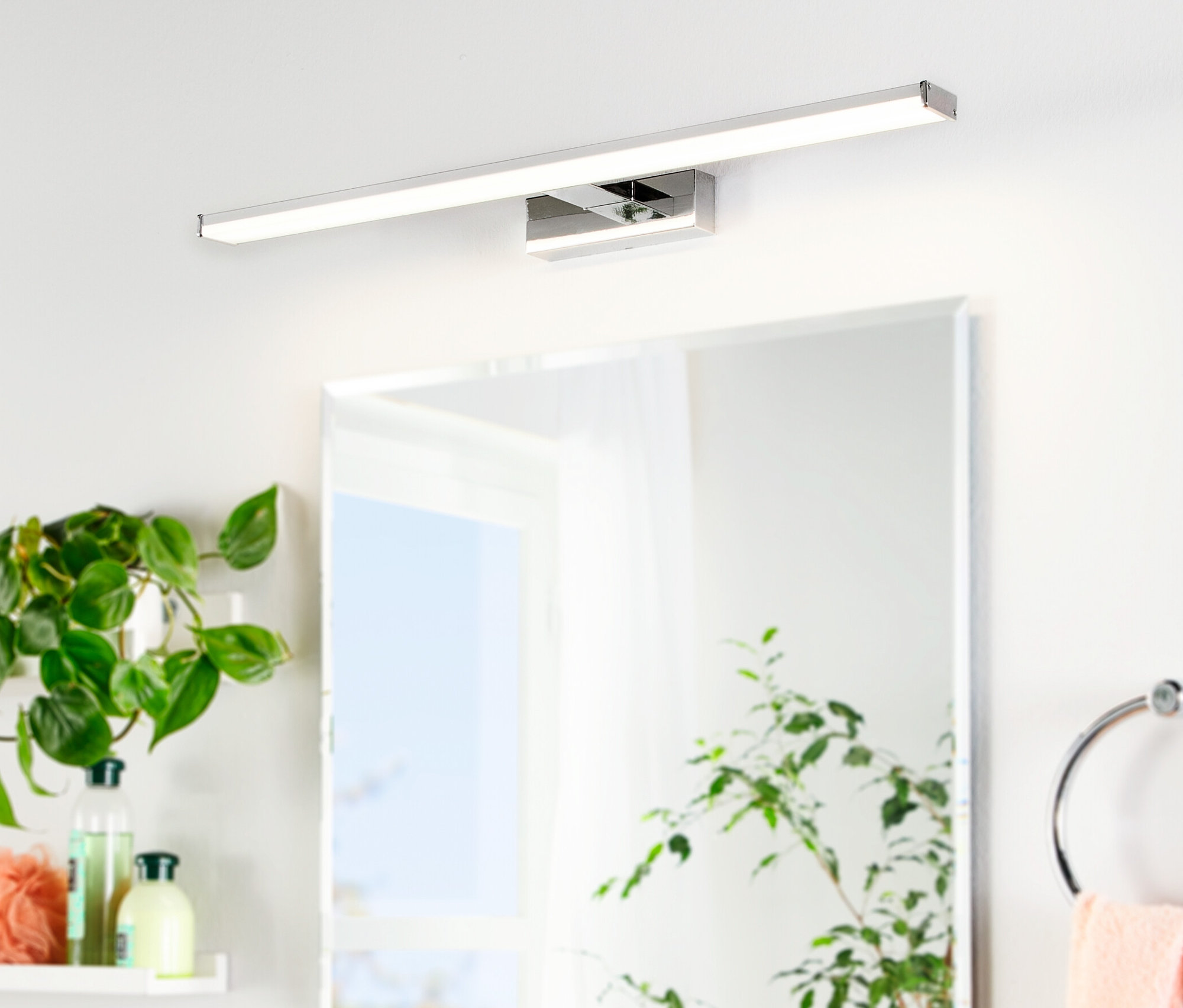 Spiegel und darüber eine verchromte Eglo Spiegelleuchte »Pandella 1«, 60 cm.