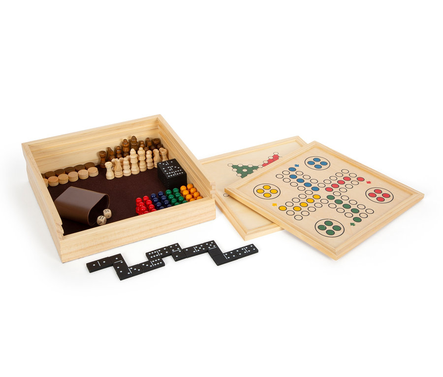 Holzkiste mit Schachfiguren, Würfeln, bunten Kugeln und Spielbrettern. small foot Spielesammlung, 7 Klassiker