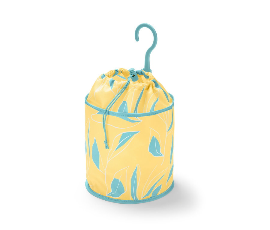 Gelber Klammerbeutel mit blauen und weißen Blättern und blauem Haken.