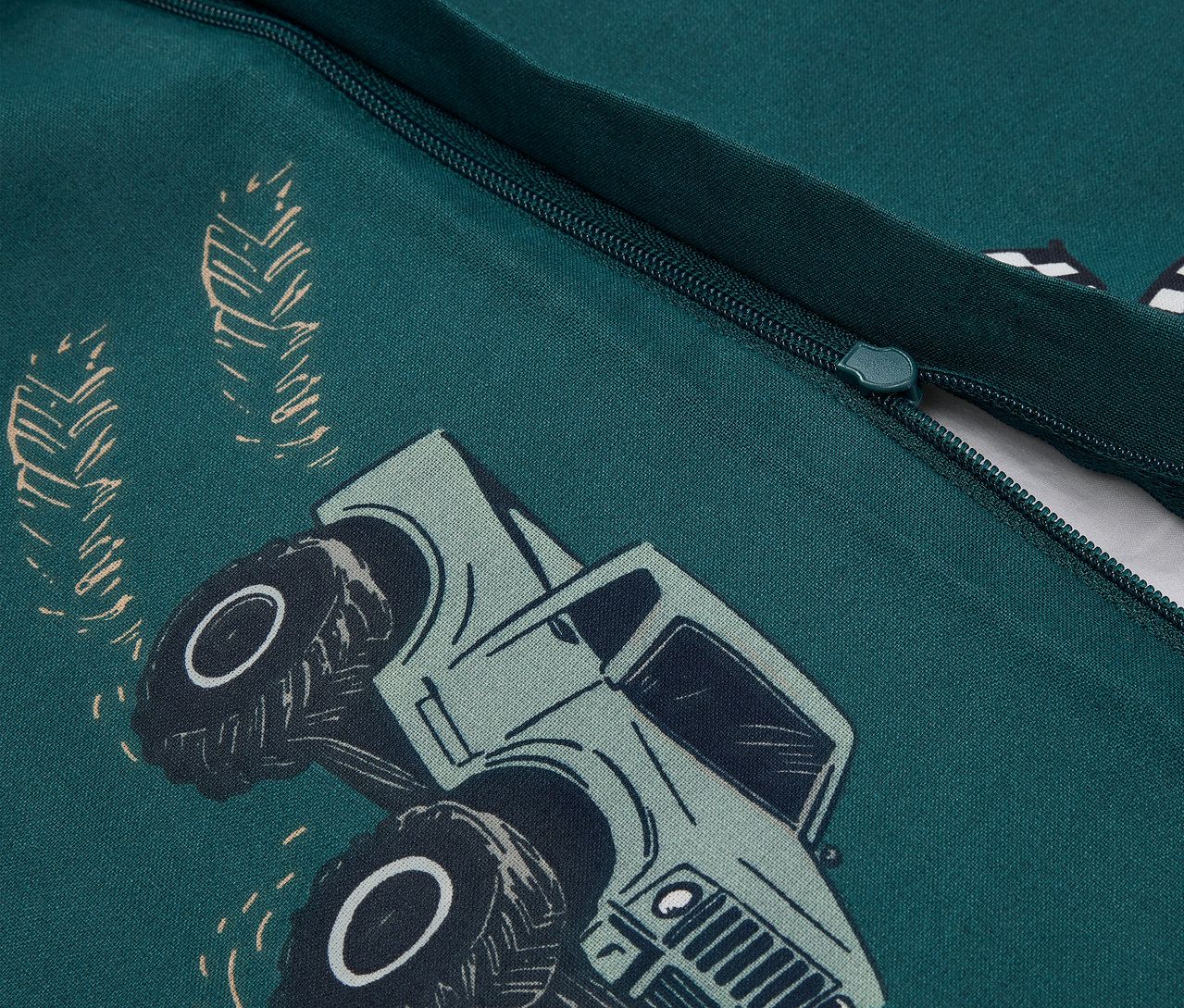 Detail einer grünen Kinder-Renforcé-Bettwäsche mit LKW-Motiv.