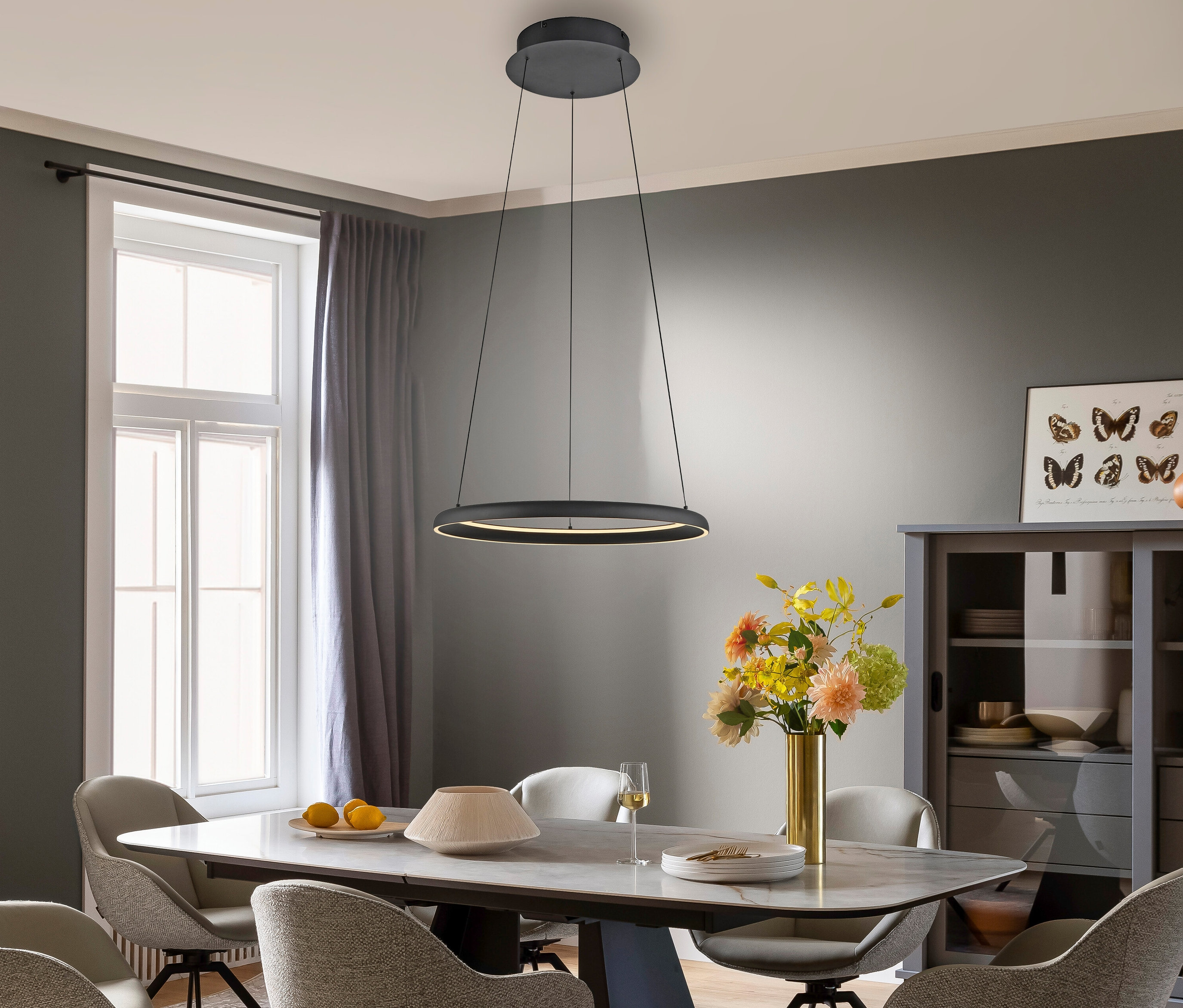 Esszimmer mit Esstisch und sechs Stühlen unter der SCHÖNER WOHNEN-Kollektion Pendelleuchte »Quillo«, sandbrise.