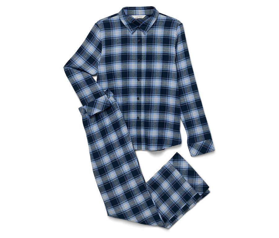 Ein blau karierter Flanellpyjama, bestehend aus Hemd und Hose, liegt auf einem weißen Hintergrund.