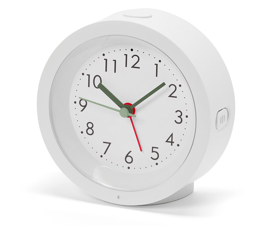 Weißer Wecker mit analogem Zifferblatt und grünen Zeigern zeigt die Uhrzeit.