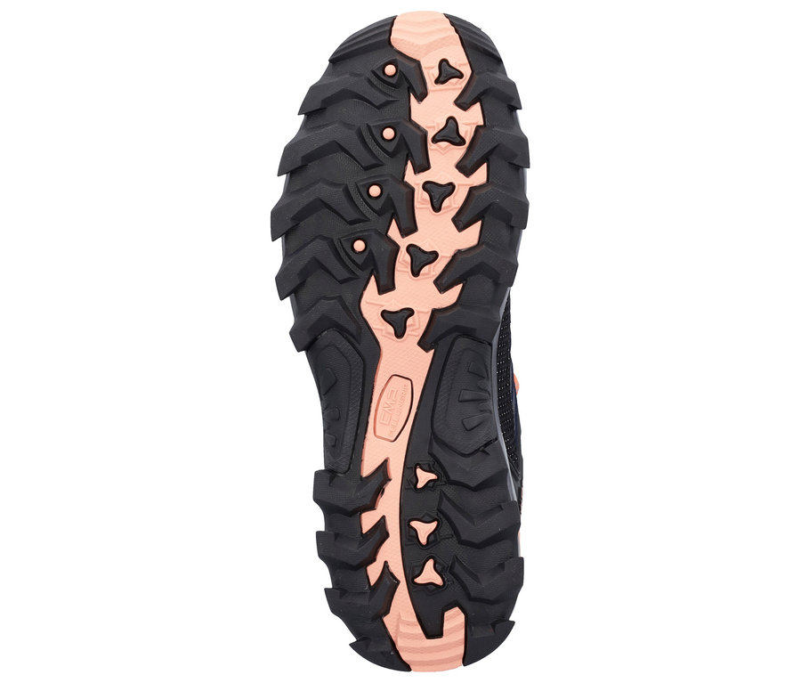 Detail der Sohle eines Trekkingschuhs mit schwarzem Muster und rosa Details.