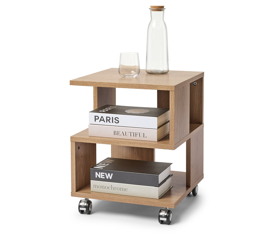 Auf einem hellbraunen Rollhocker stehen ein Glas, eine Flasche mit Korkverschluss und zwei Bücher.