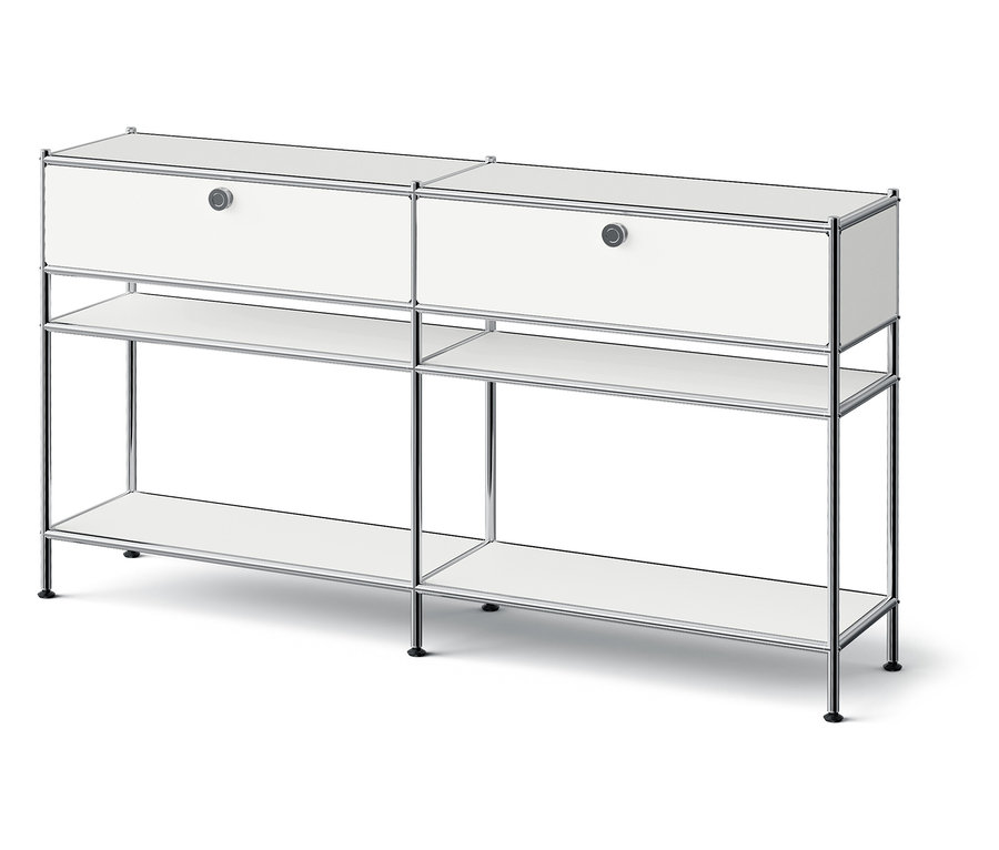 Zwei weiße Aufbewahrungseinheiten mit Chromrahmen und zwei offenen Regalen.