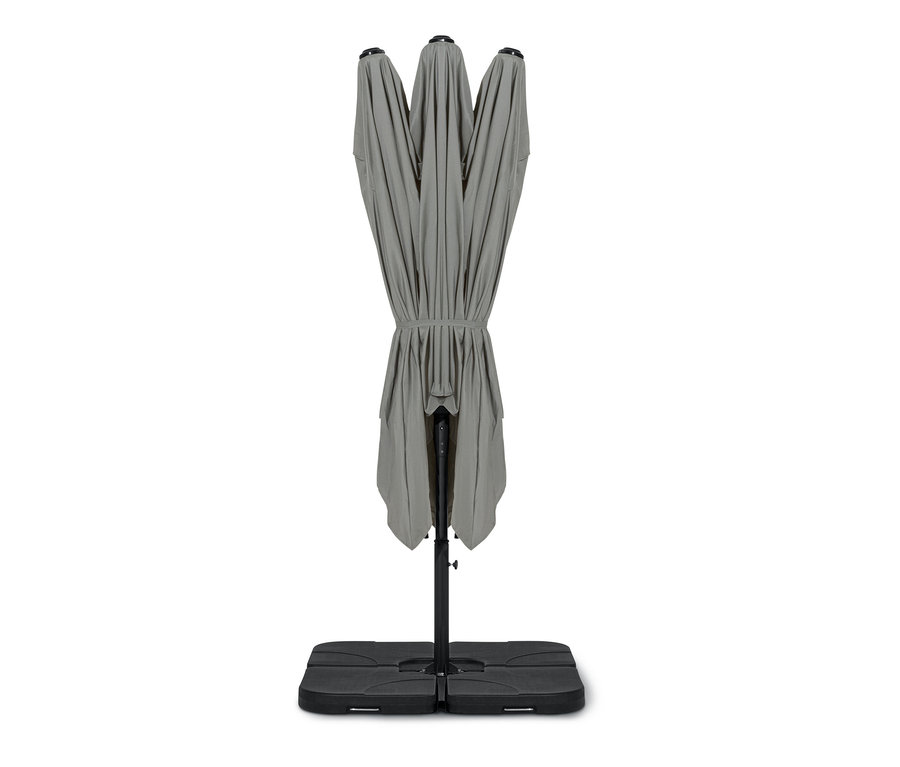 Ein zusammengebundener Leco Doppel-Sonnenschirm in Hellgrau.