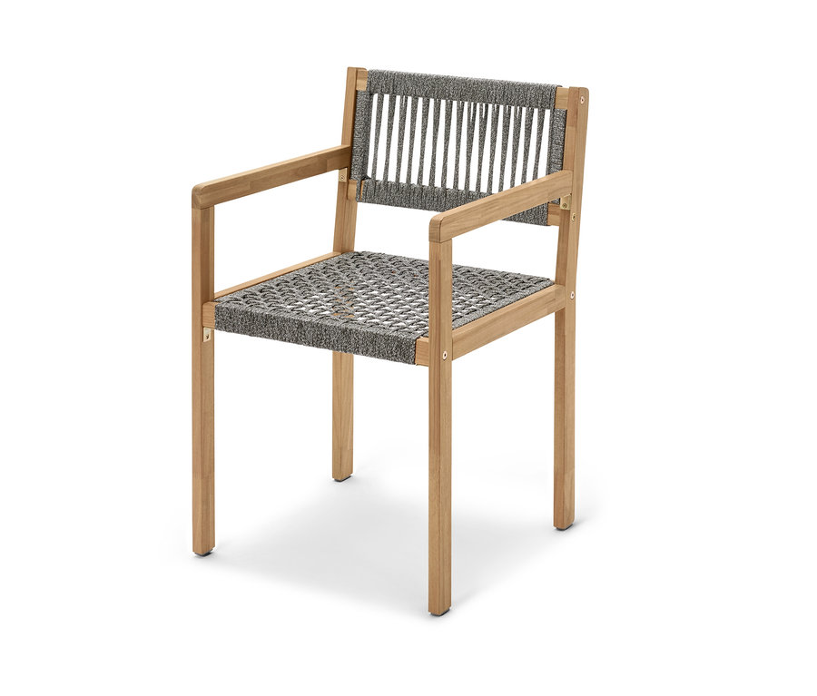 Detailaufnahme eines Dining-Stuhls mit Textilgeflecht und Armlehnen.