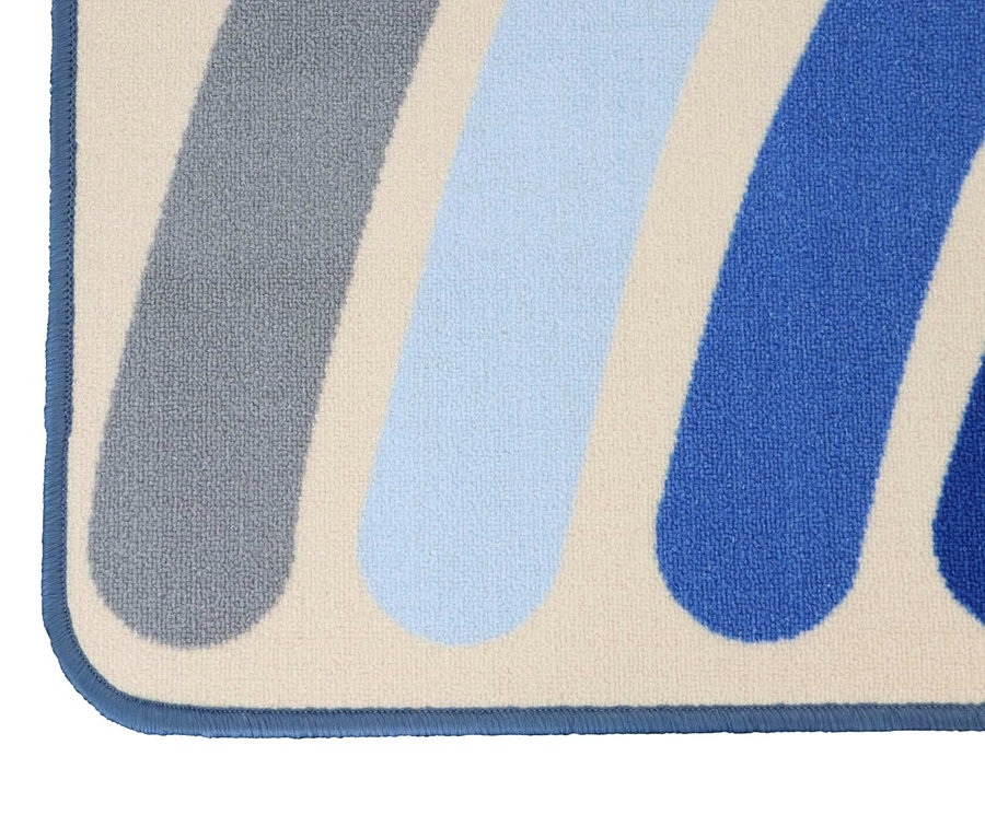 Nahaufnahme einer Ecke des blauen Kinderteppichs „Rainbow“.