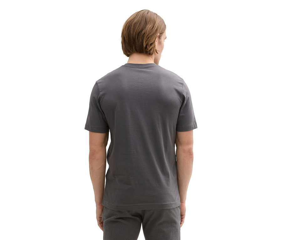 Mann von hinten mit grauem Tom Tailor T-Shirt mit Logo und grauer Hose.
