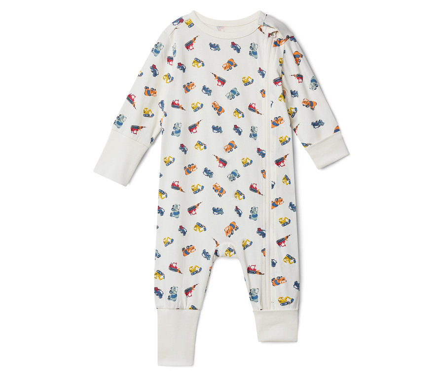 Ein weißer Baby-Schlafanzug mit einem Muster aus Bau-LKWs und Reißverschluss vorne.